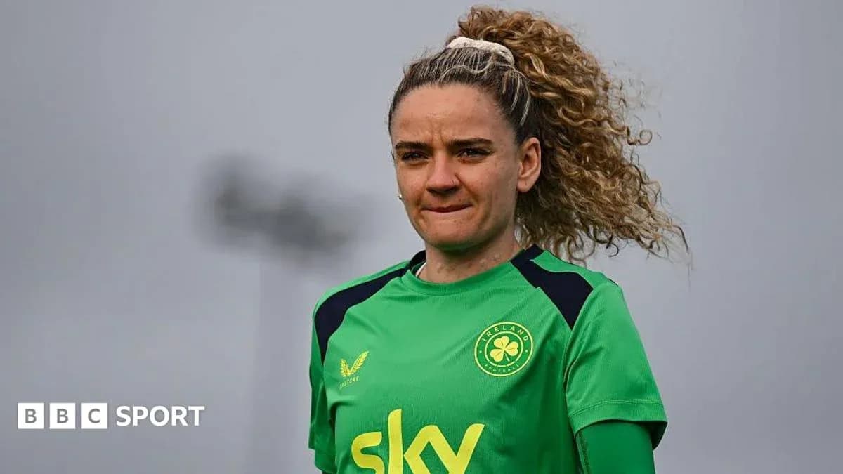 Jugadora de fútbol con uniforme verde en entrenamiento