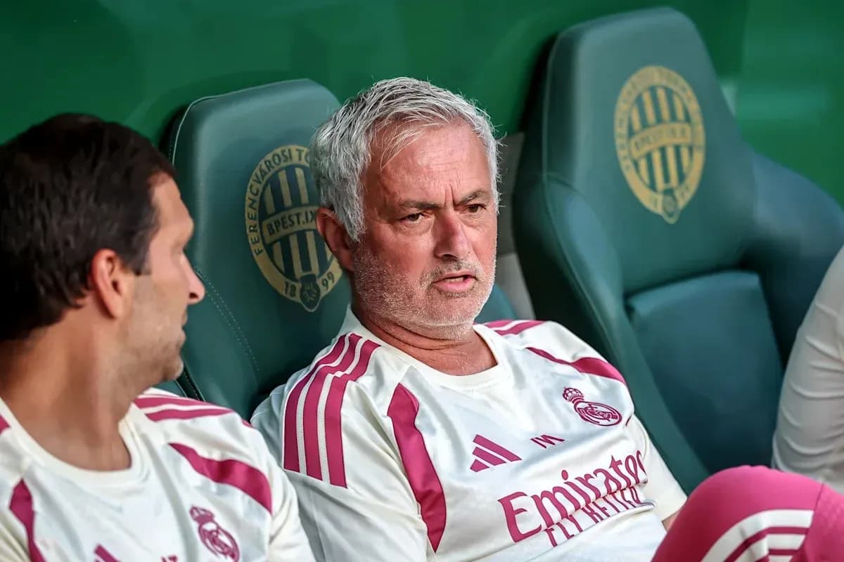 Entrenador y jugador sentados en el banquillo
