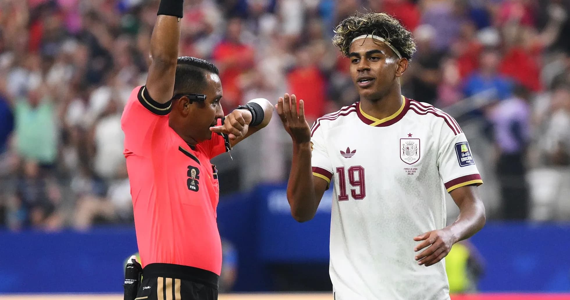 Árbitro amonestando a jugador durante el partido