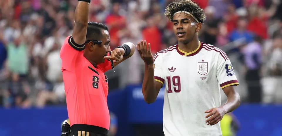 Árbitro amonestando a jugador durante el partido
