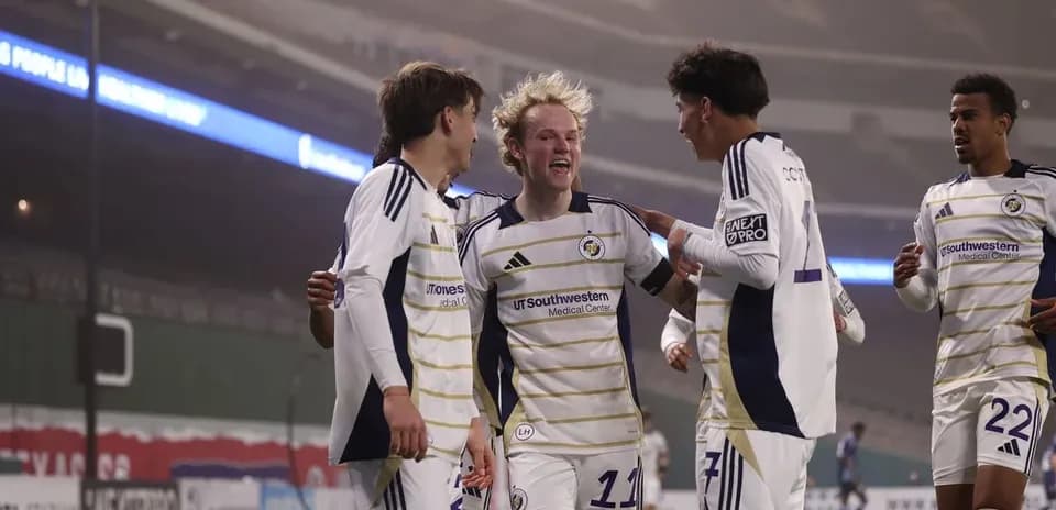 Jugadores celebrando un gol durante el partido