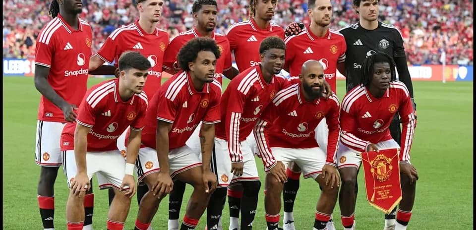 Jugadores de Manchester United posando en grupo