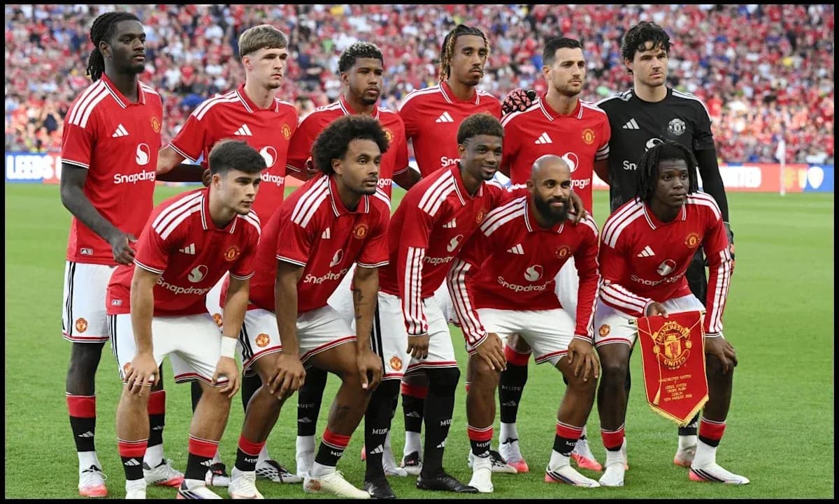Jugadores de Manchester United posando en grupo