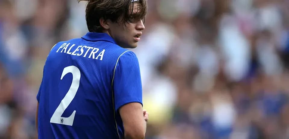 Jugador con camiseta azul número 2 en el campo