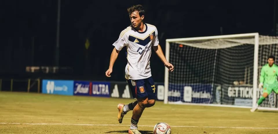 Jugador de Real Monarchs con balón en el campo