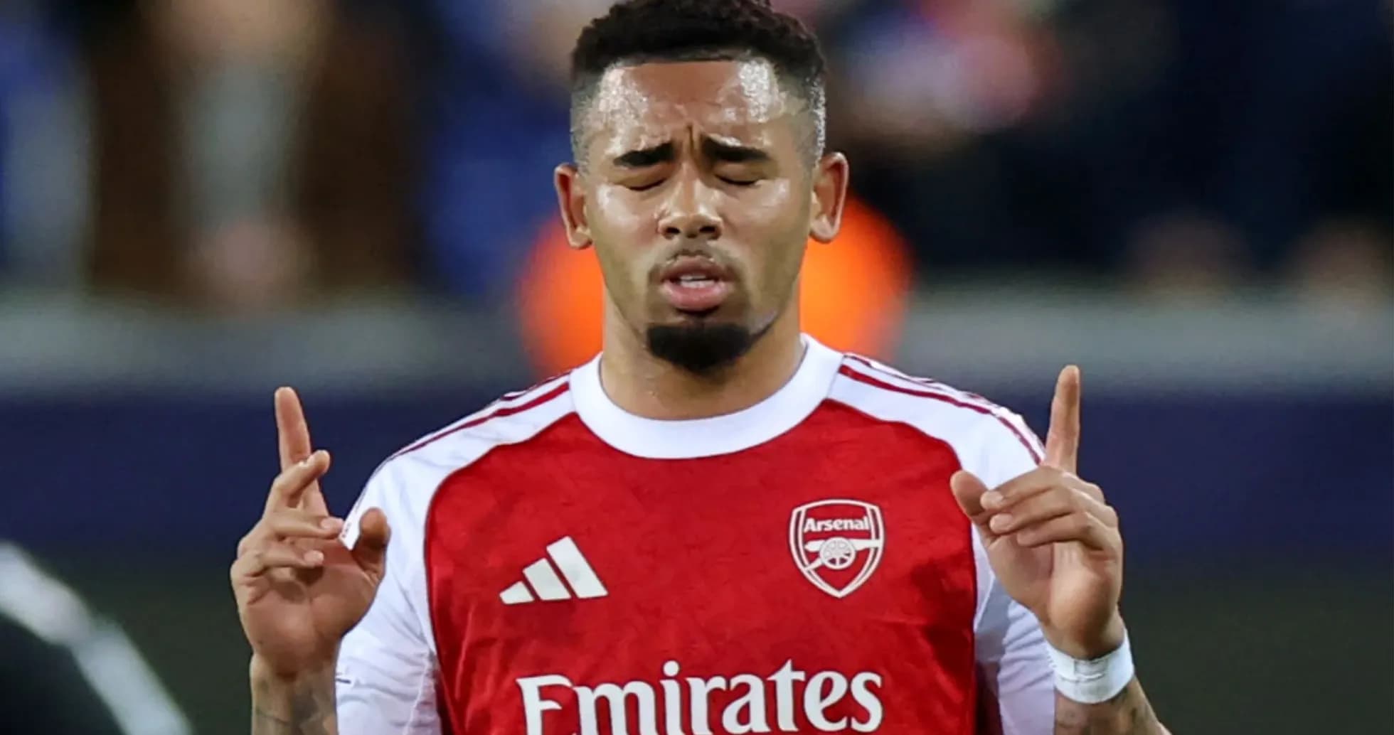 Jugador de Arsenal con las manos levantadas durante partido