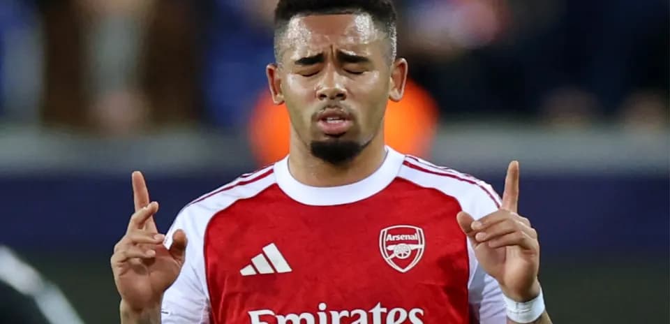 Jugador de Arsenal con las manos levantadas durante partido