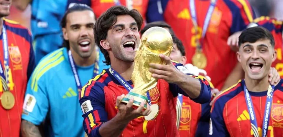 Jugador levantando el trofeo de la Copa del Mundo