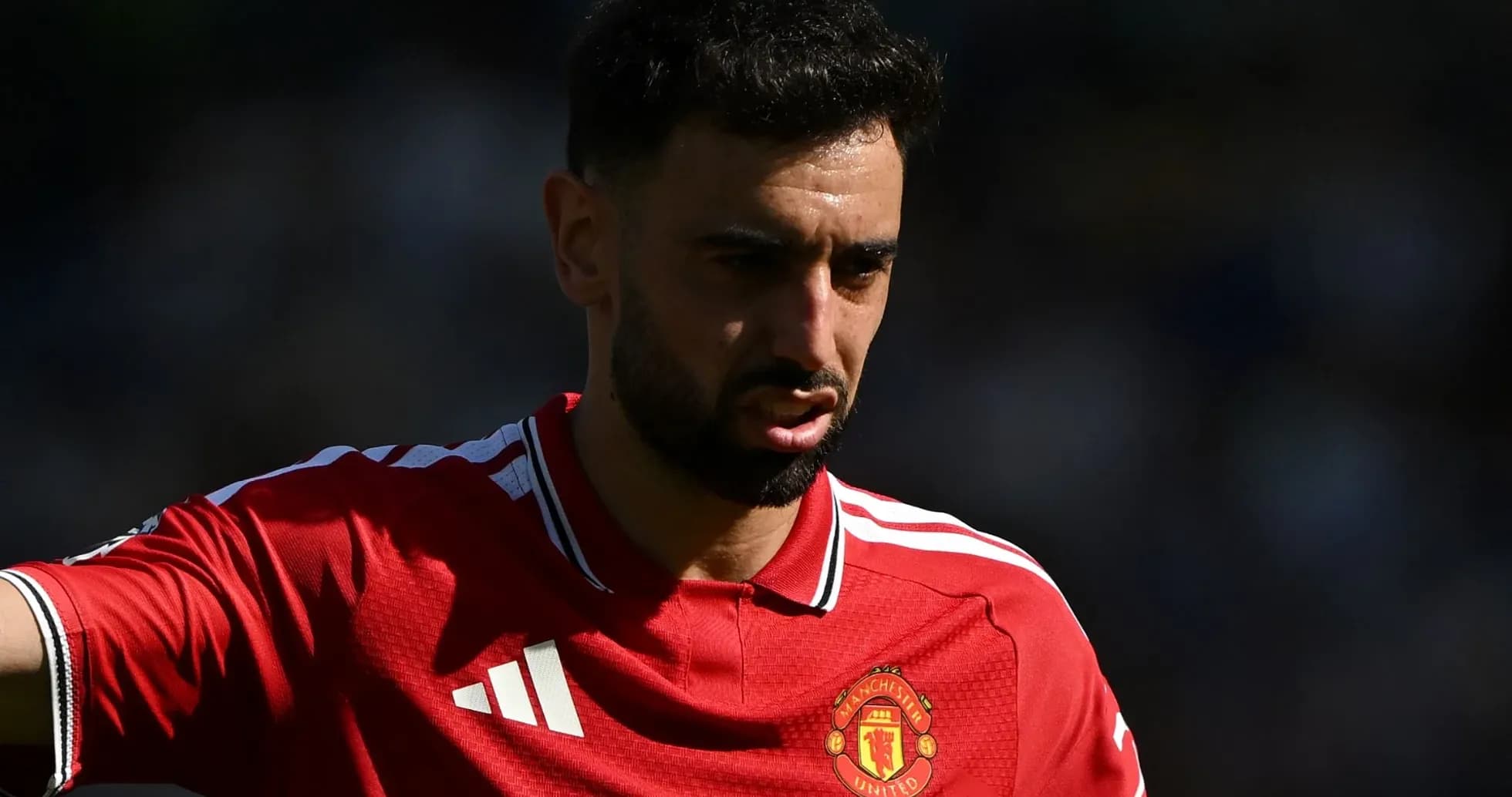 Jugador de Manchester United señalando durante el partido