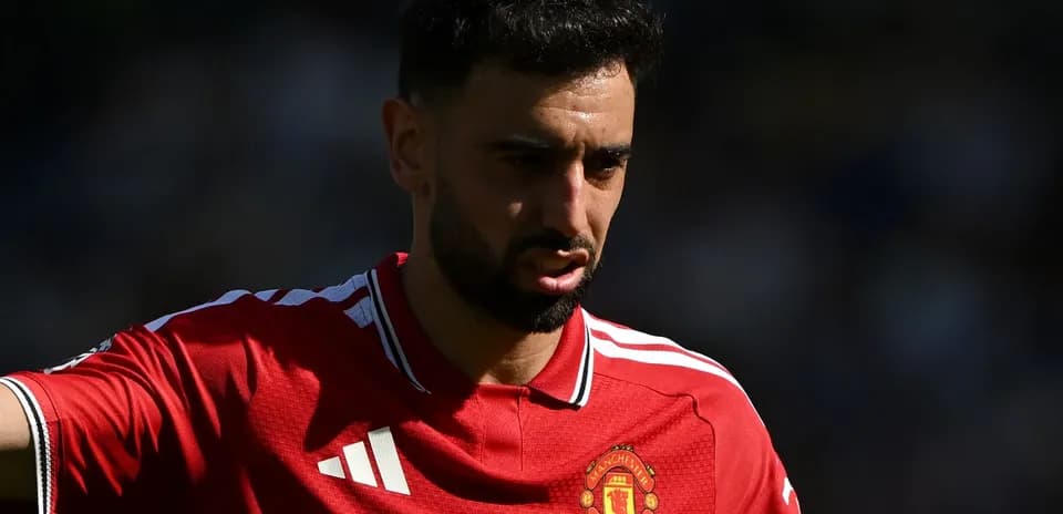 Jugador de Manchester United señalando durante el partido