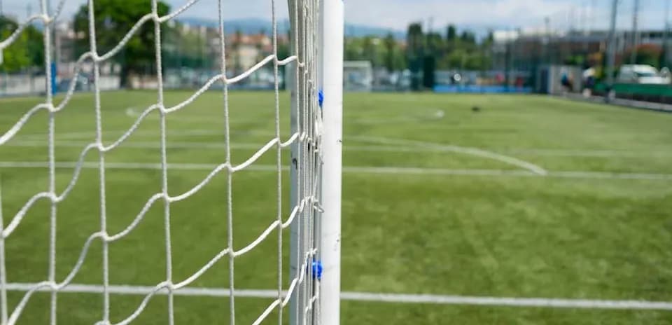 Red de una portería en campo de fútbol
