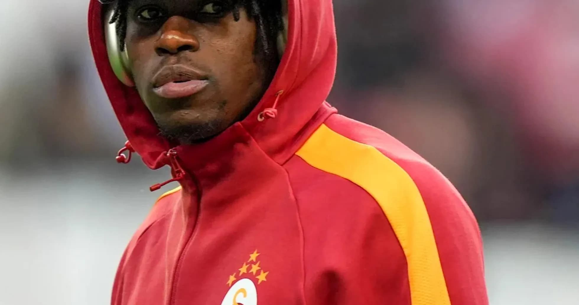 Jugador de Galatasaray con sudadera roja y gorra