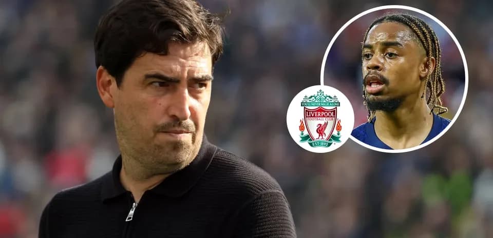 Entrenador observando mientras jugador de Liverpool mira