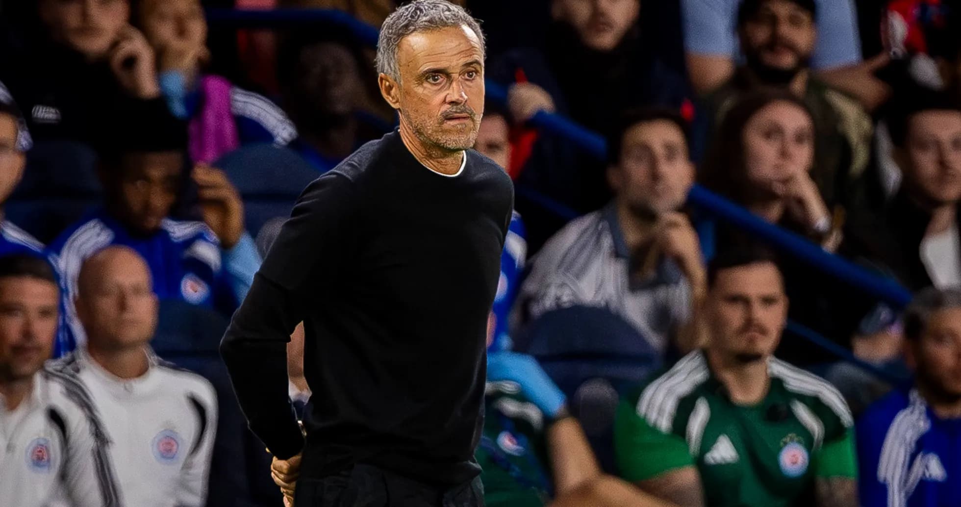 Entrenador observando el partido desde la línea lateral