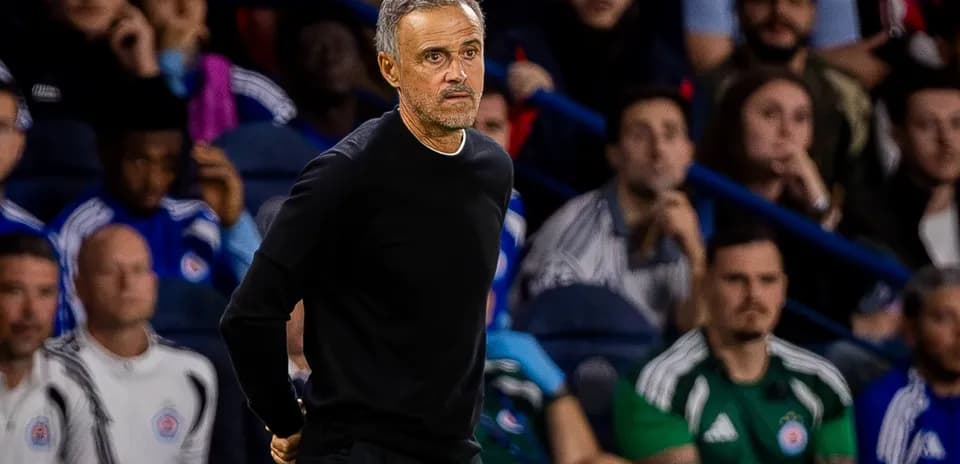 Entrenador observando el partido desde la línea lateral