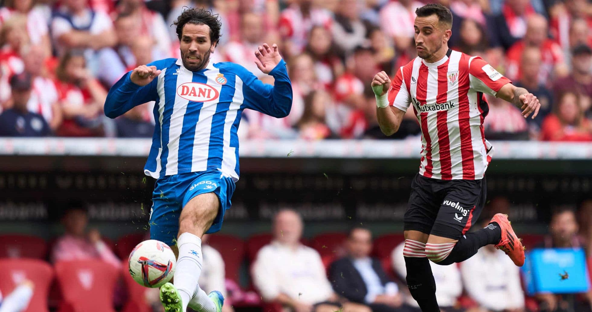 Jugador del Espanyol luchando por el balón