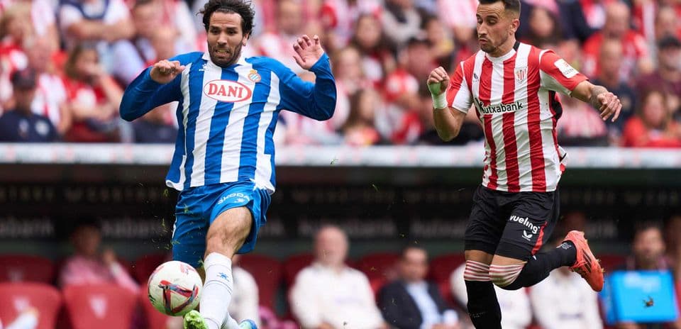 Jugador del Espanyol luchando por el balón