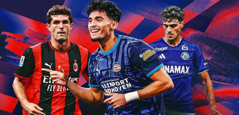 Tres jugadores de fútbol con camisetas de diferentes equipos