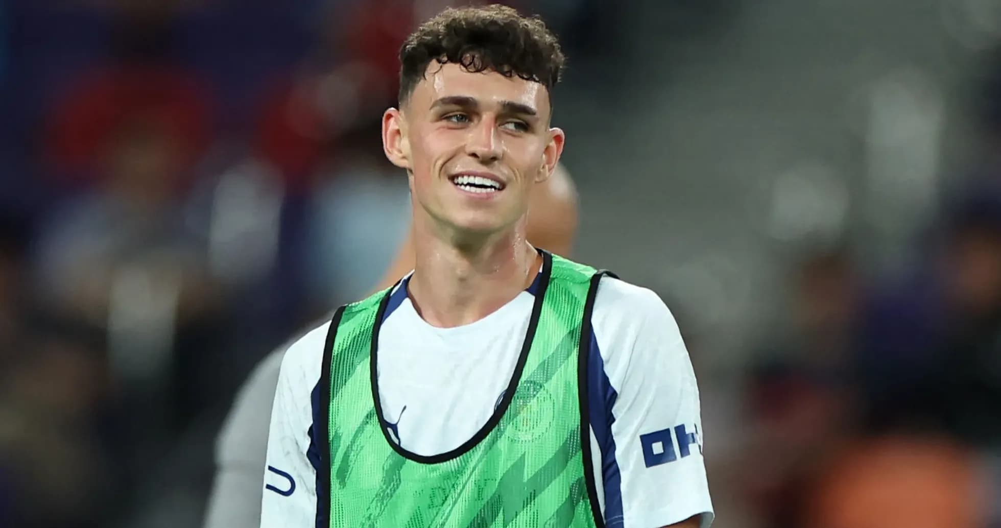 Jugador con pechera durante calentamiento en el campo
