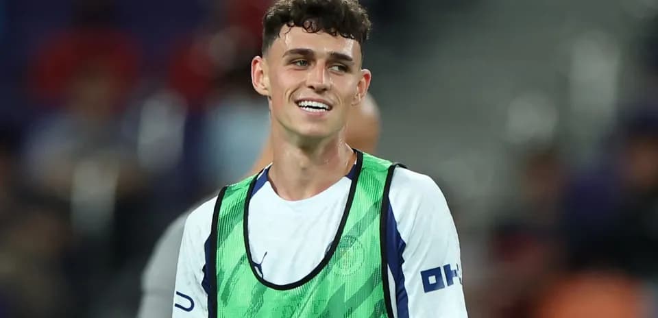 Jugador con pechera durante calentamiento en el campo