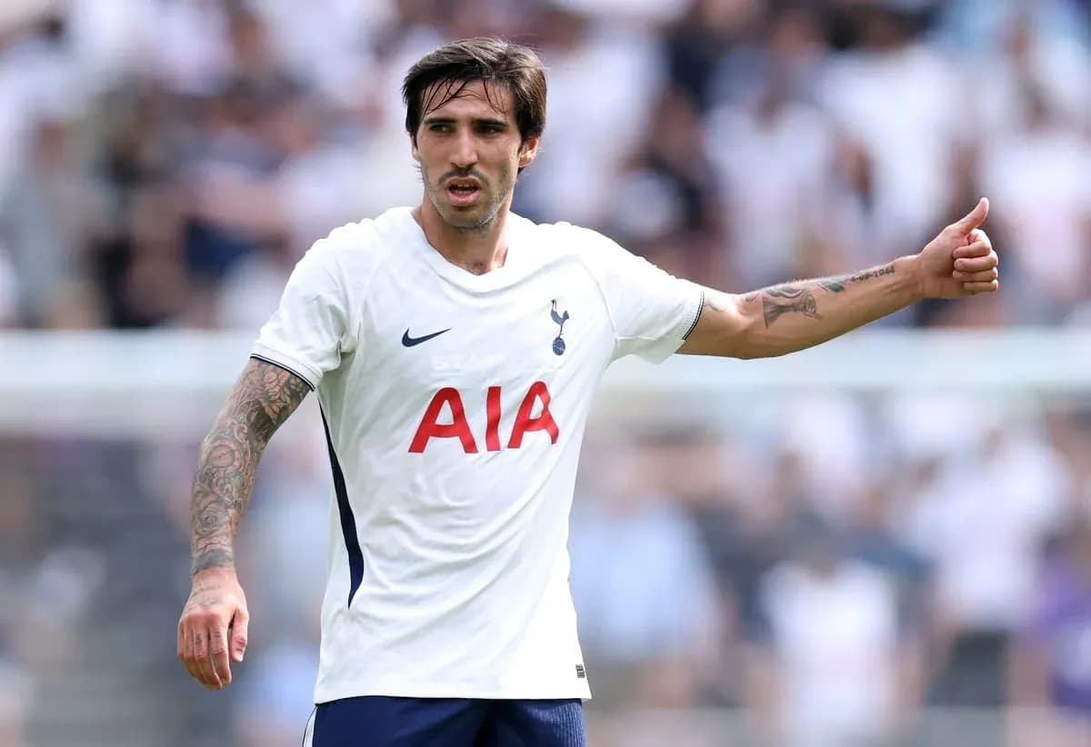 Jugador de Tottenham señalando durante un partido