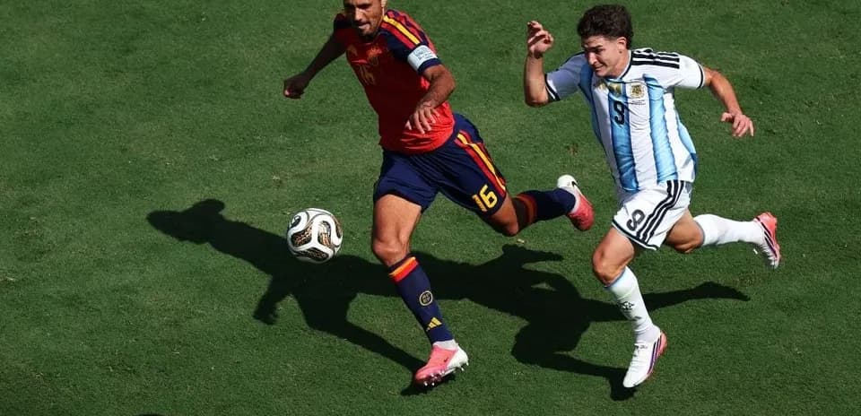 Jugadores persiguiendo el balón en un partido