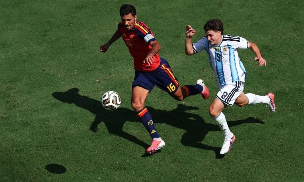 Jugadores persiguiendo el balón en un partido