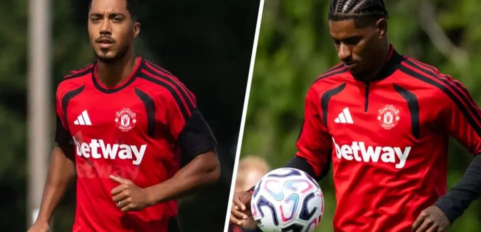 Jugadores de Manchester United entrenando en camisetas rojas
