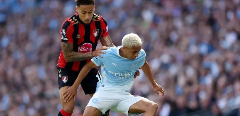 Jugador de Bournemouth agarrando a jugador de Manchester City