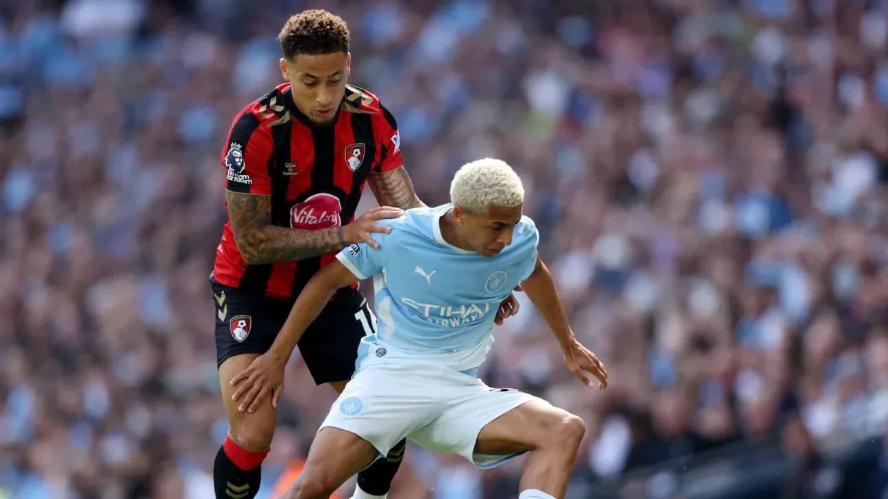 Jugador de Bournemouth agarrando a jugador de Manchester City