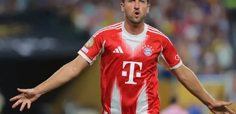 Jugador de Bayern Munich celebrando un gol en el campo