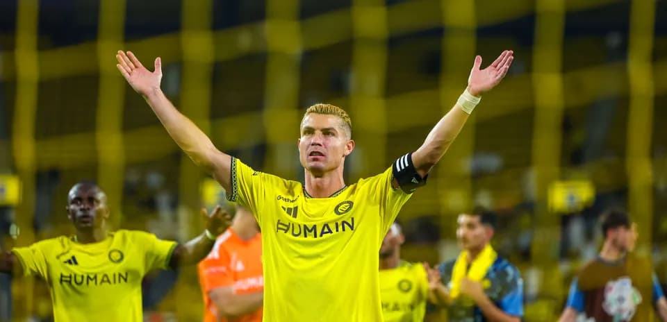 Jugador levantando los brazos en señal de celebración
