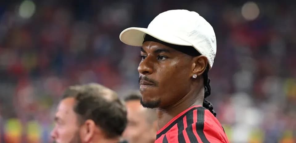 Jugador observando el partido desde la línea de banda