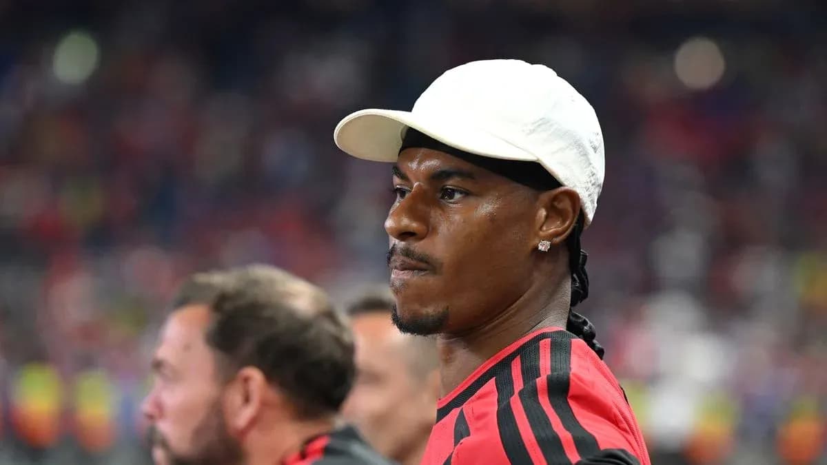 Jugador observando el partido desde la línea de banda