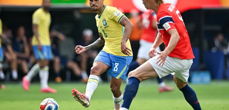 Jugador de Brasil pasando el balón a rival noruego