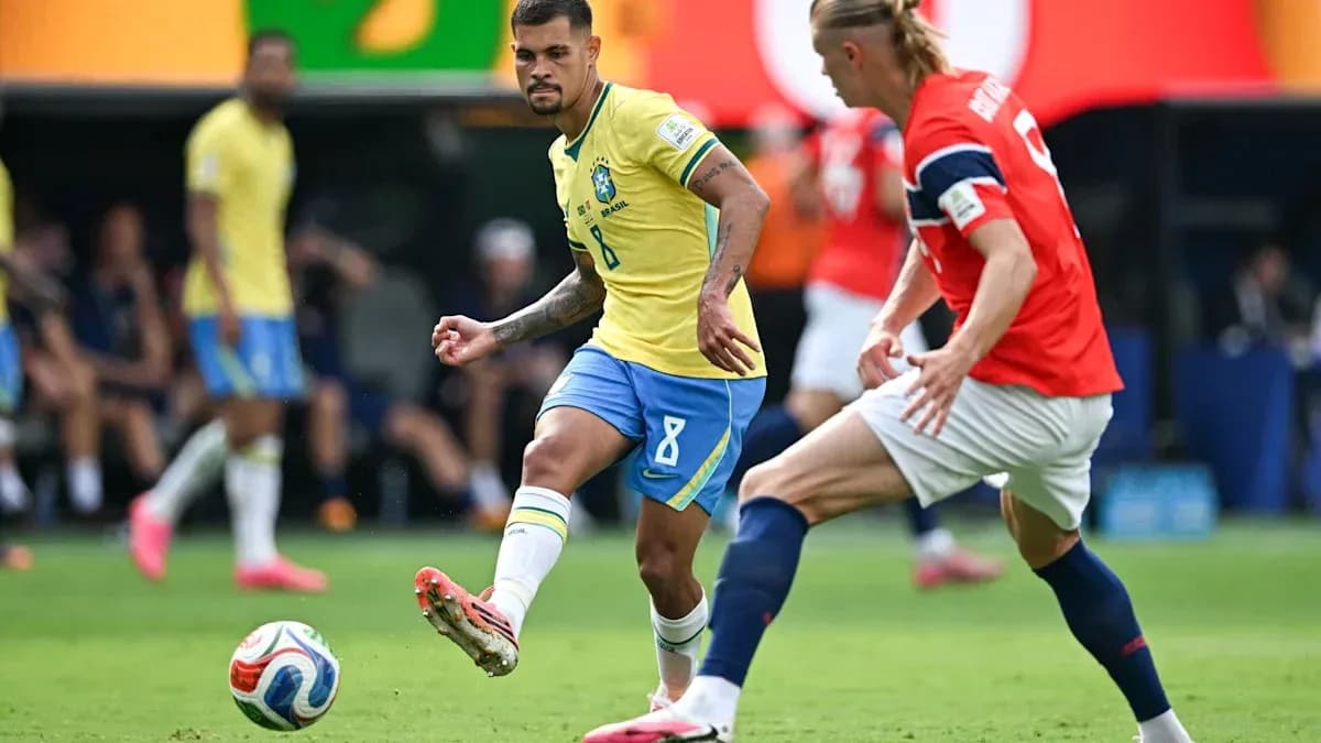 Jugador de Brasil pasando el balón a rival noruego