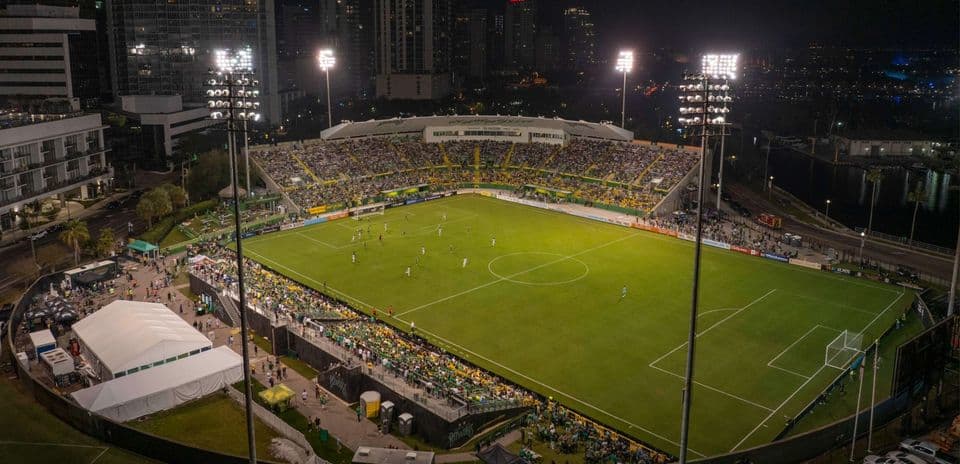 Estadio lleno durante el partido de fútbol