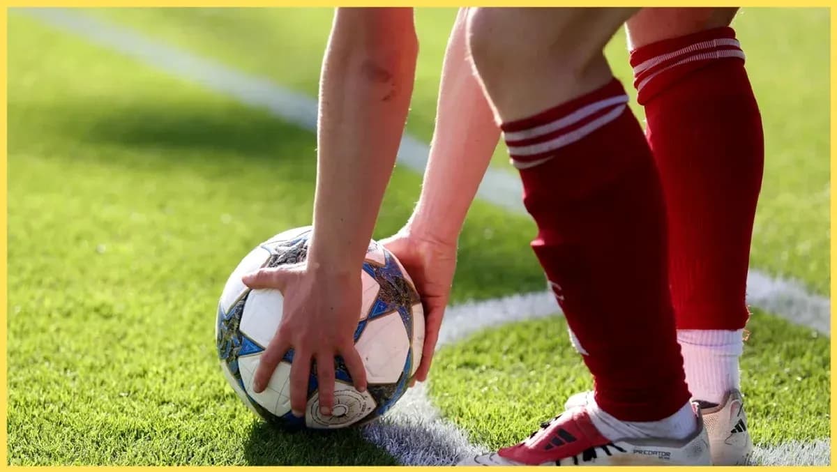 Jugador colocando el balón en el campo de fútbol
