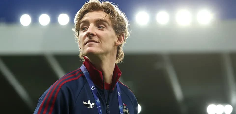 Jugador de Newcastle United en el campo iluminado