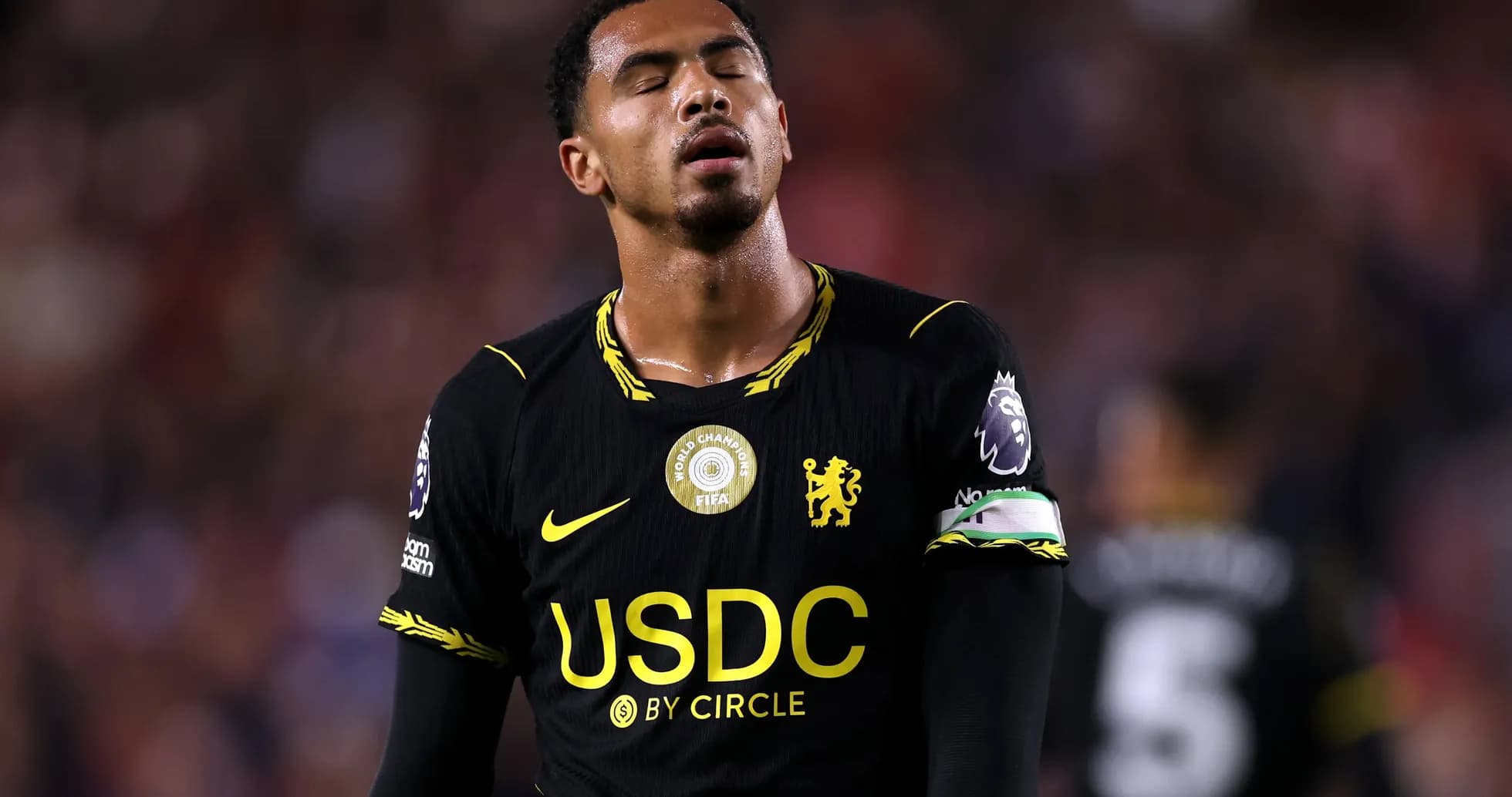 Jugador de Chelsea con camiseta negra durante partido