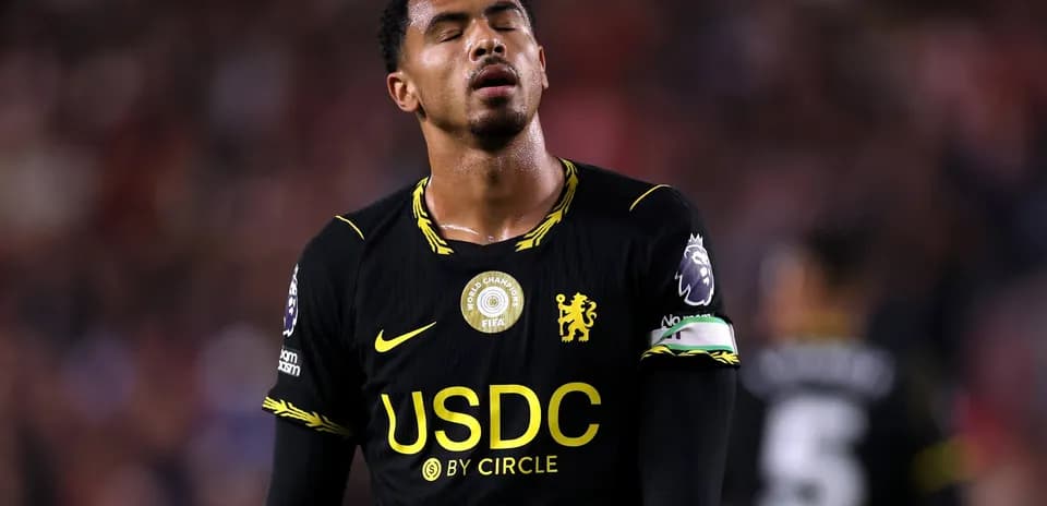 Jugador de Chelsea con camiseta negra durante partido