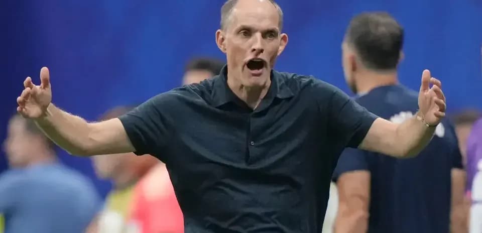 Entrenador gesticulando durante un partido