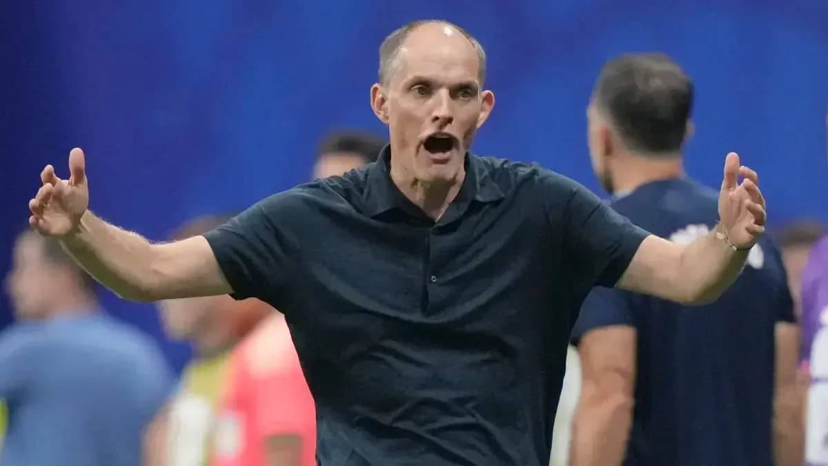 Entrenador gesticulando durante un partido