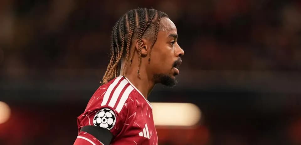 Jugador con camiseta roja y brazalete de capitán