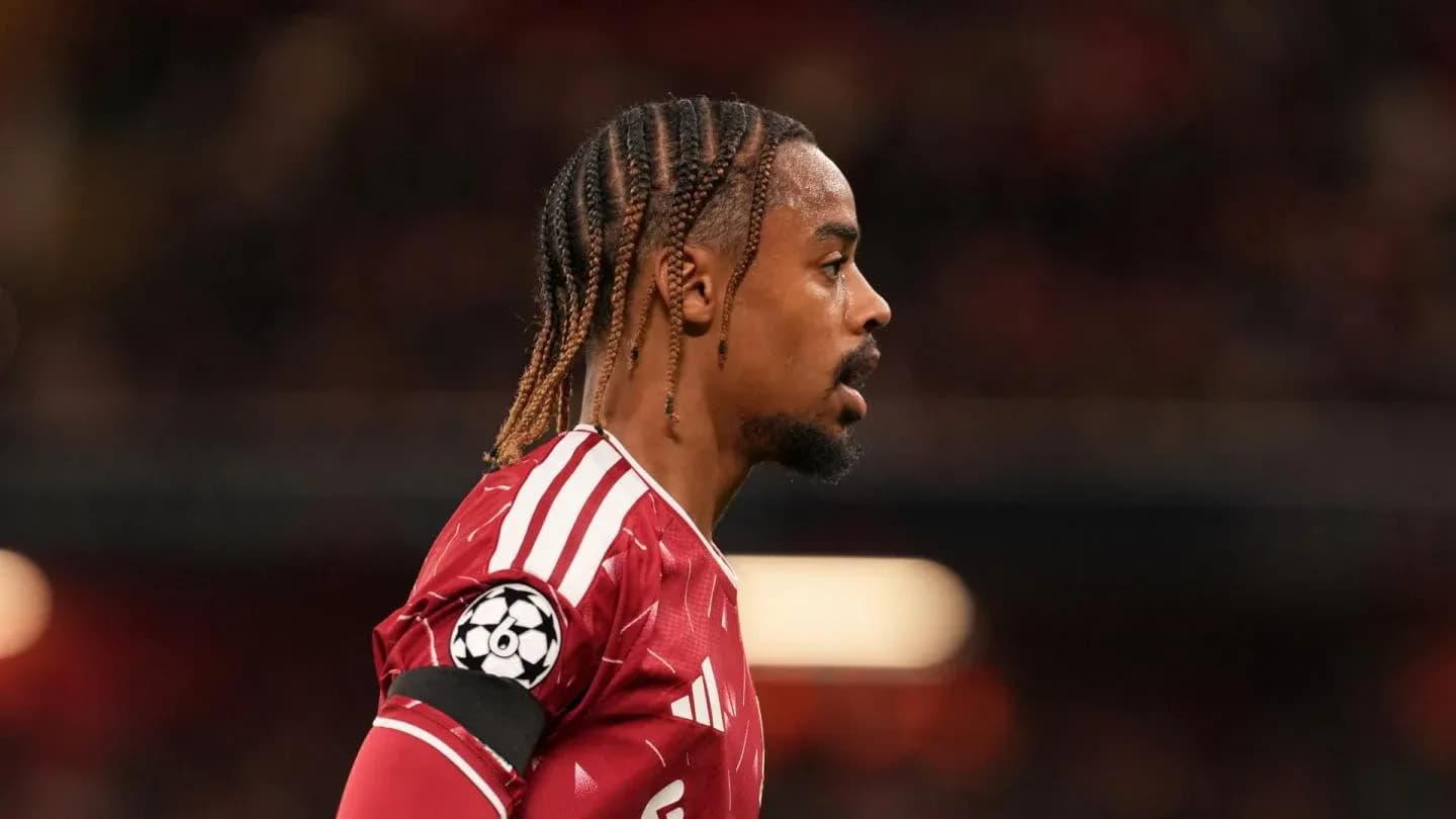 Jugador con camiseta roja y brazalete de capitán