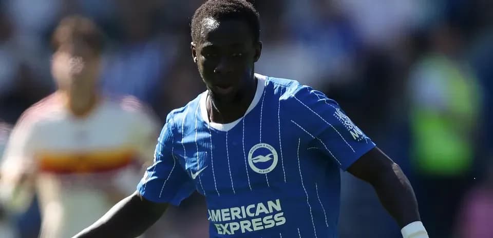 Jugador de Brighton corriendo con el balón en el campo
