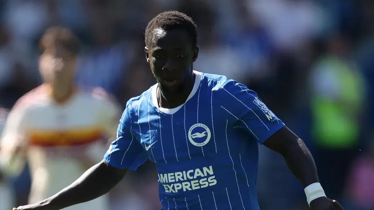 Jugador de Brighton corriendo con el balón en el campo