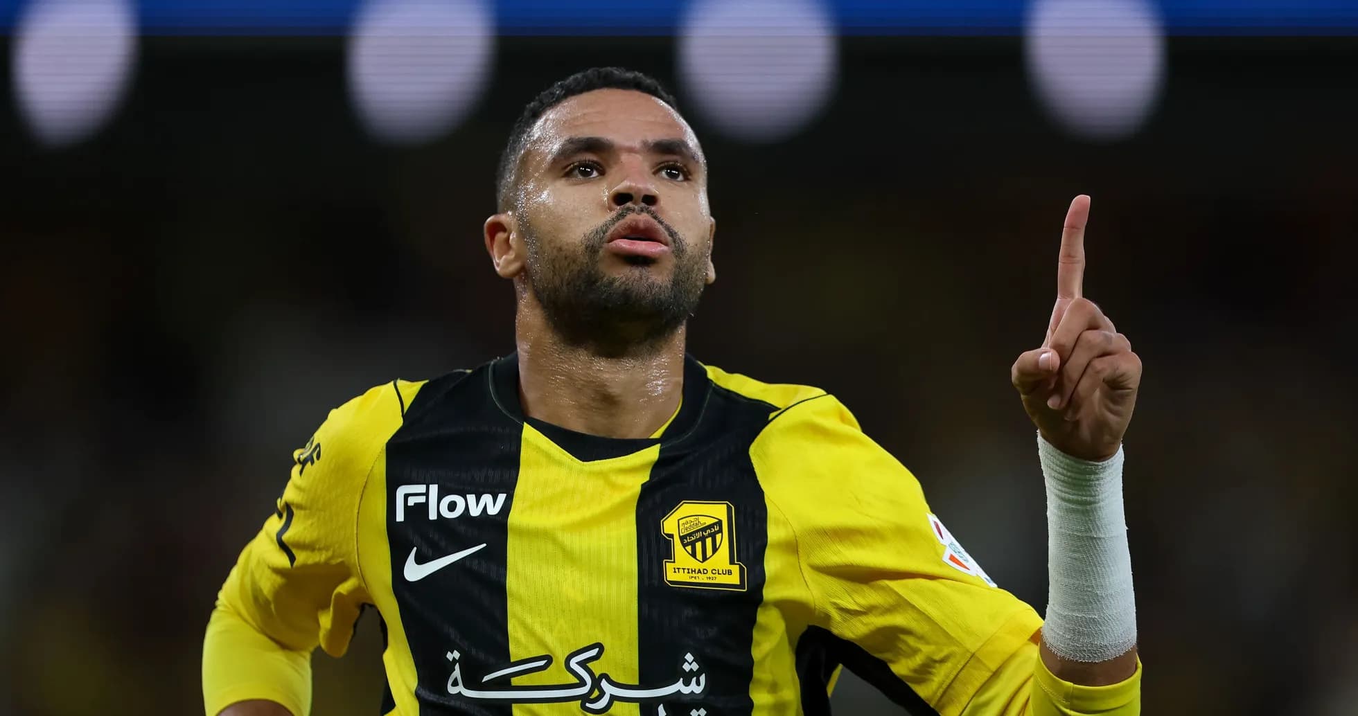Jugador de Ittihad celebrando un gol en el partido