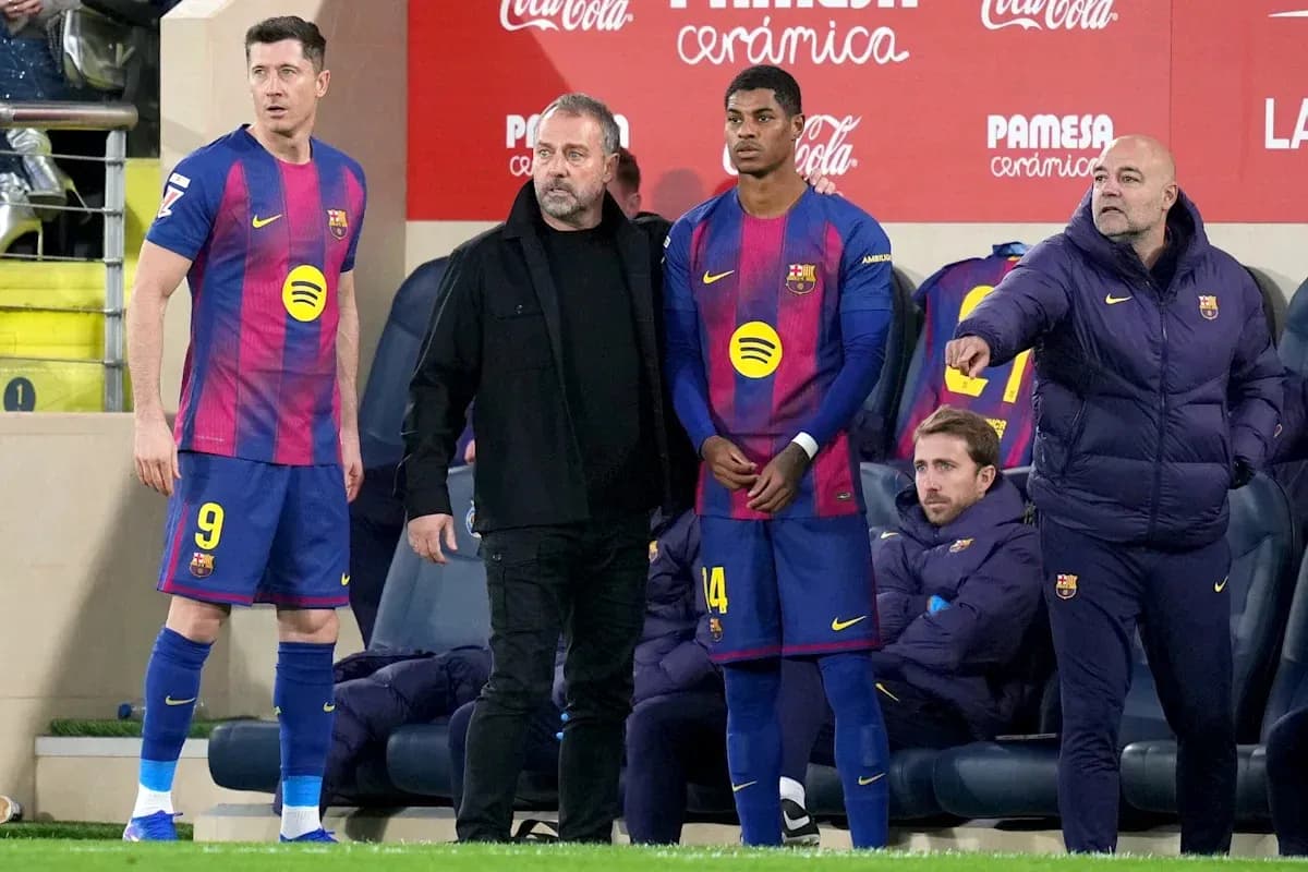 Jugadores del Barcelona en el banquillo durante el partido