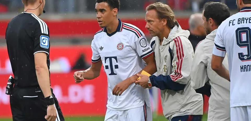 Jugador de Bayern Múnich siendo atendido por el personal